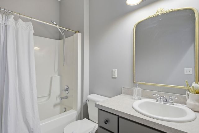 8886 Stonepoint Court, Jenison, MI 49428