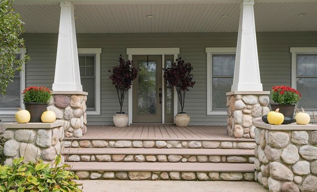 8886 Stonepoint Court, Jenison, MI 49428