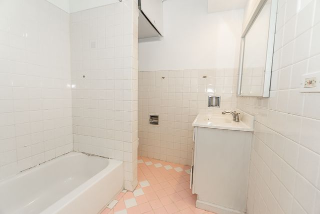1185 Seymour Avenue, Des Plaines, IL 60016