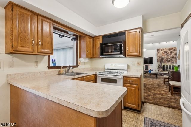 2 Grenoble Ct, Old Bridge Twp., NJ 07747