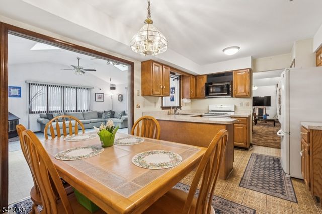 2 Grenoble Ct, Old Bridge Twp., NJ 07747