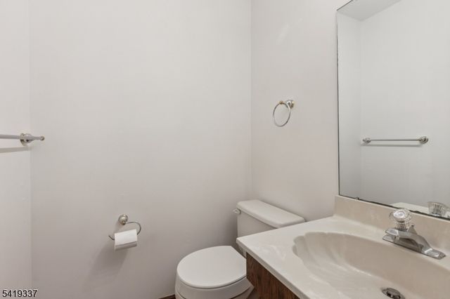 2 Grenoble Ct, Old Bridge Twp., NJ 07747