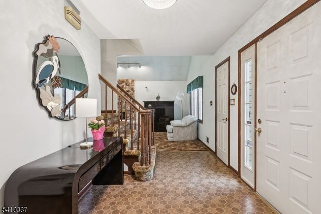 2 Grenoble Ct, Old Bridge Twp., NJ 07747