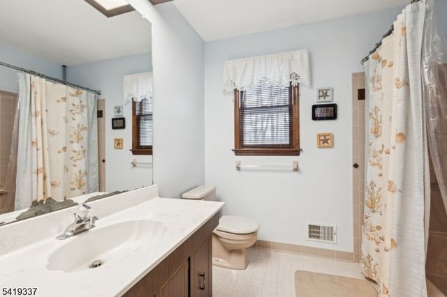 2 Grenoble Ct, Old Bridge Twp., NJ 07747