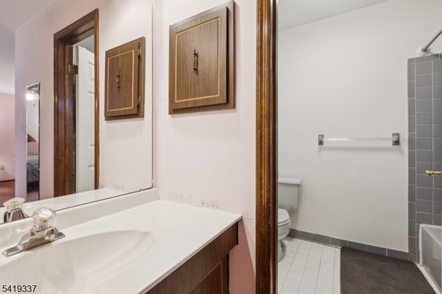 2 Grenoble Ct, Old Bridge Twp., NJ 07747