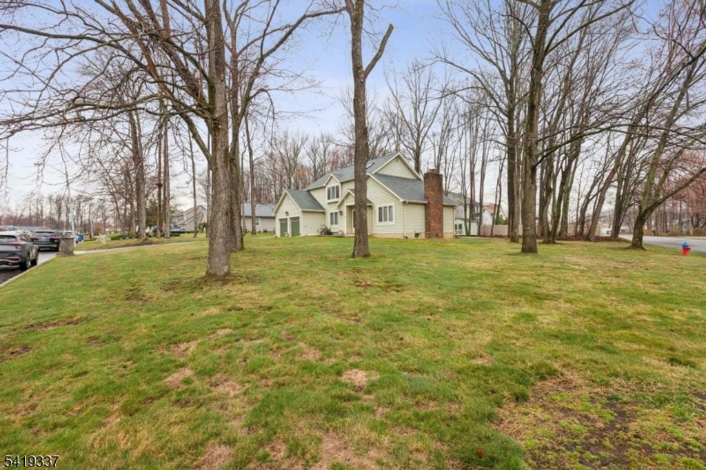 2 Grenoble Ct, Old Bridge Twp., NJ 07747