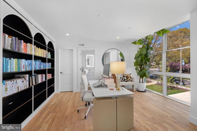 4892 MACARTHUR BLVD NW, Washington, DC 20007