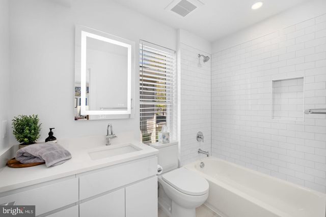 4892 MACARTHUR BLVD NW, Washington, DC 20007