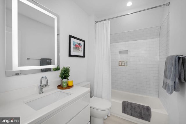 4892 MACARTHUR BLVD NW, Washington, DC 20007