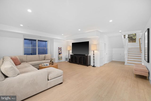 4892 MACARTHUR BLVD NW, Washington, DC 20007