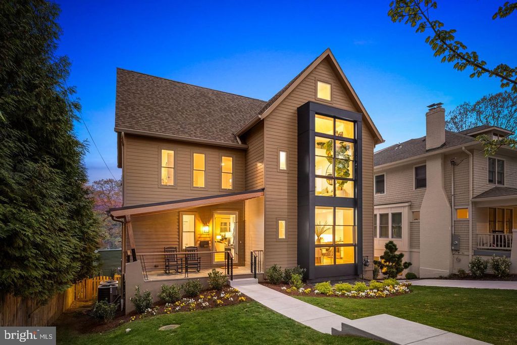 4892 MACARTHUR BLVD NW, Washington, DC 20007