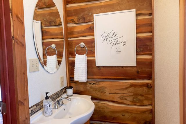 1381 Greenbriar DR, Canyon Lake, TX 78133