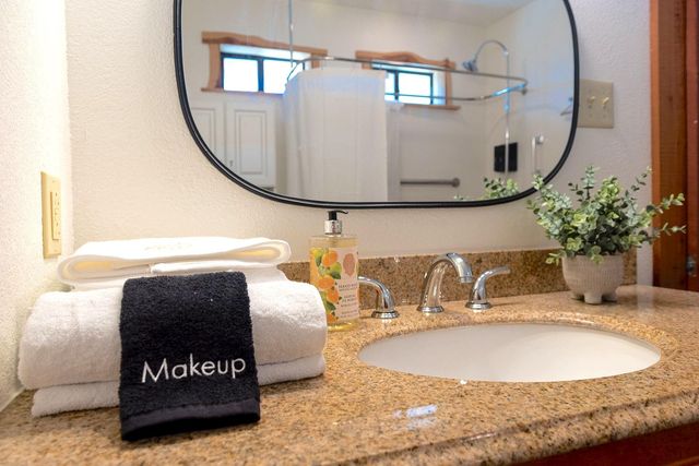 1381 Greenbriar DR, Canyon Lake, TX 78133