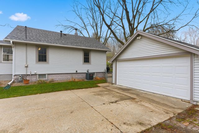 327 SPENCER Avenue, Council Bluffs, IA 51503