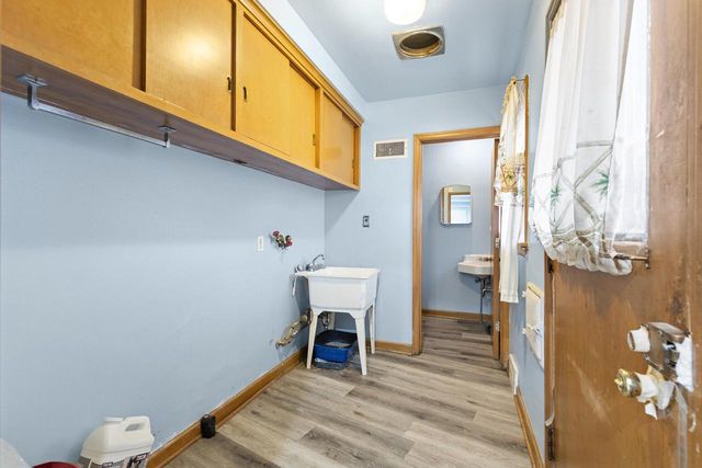 3405 W Lakefield DRIVE, Milwaukee, WI 53215