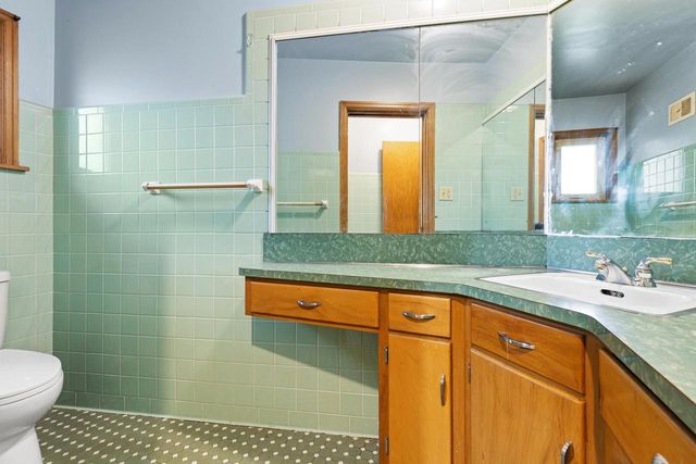 3405 W Lakefield DRIVE, Milwaukee, WI 53215