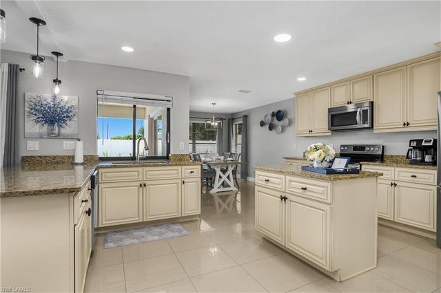 828 51st TER, Cape Coral, FL 33914