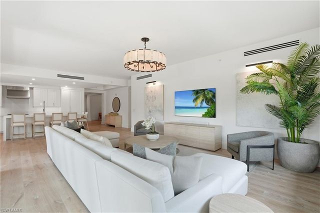 1130 3rd AVE S 109, Naples, FL 34102