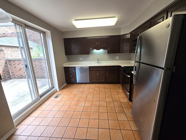 1111 S Waukegan Road S 14, Lake Forest, IL 60045