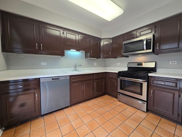 1111 S Waukegan Road S 14, Lake Forest, IL 60045