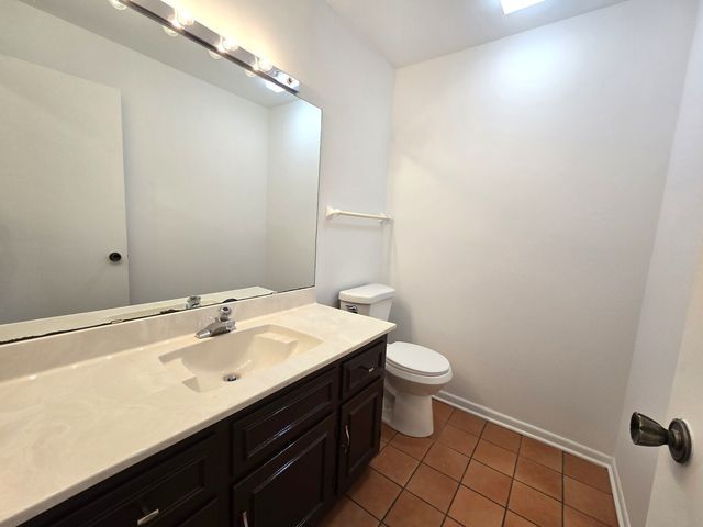 1111 S Waukegan Road S 14, Lake Forest, IL 60045