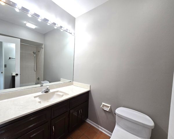1111 S Waukegan Road S 14, Lake Forest, IL 60045