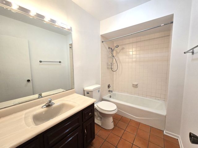 1111 S Waukegan Road S 14, Lake Forest, IL 60045