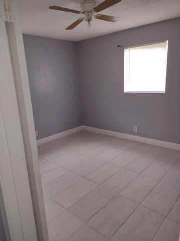 5911 Barbados Way E, West Palm Beach, FL 33407