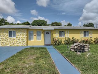 5911 Barbados Way E, West Palm Beach, FL 33407