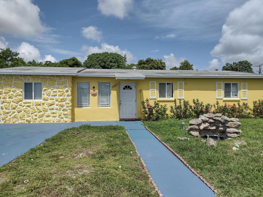 5911 Barbados Way E, West Palm Beach, FL 33407