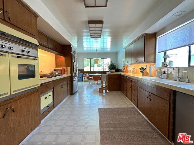 6414 Senford Avenue, Los Angeles, CA 90056