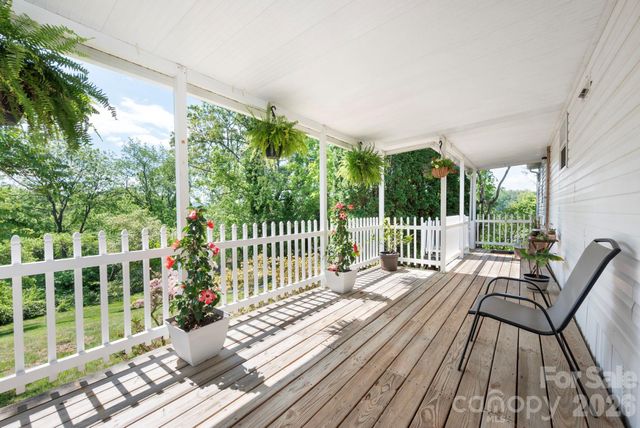 66 Green Oak Road, Asheville, NC 28804
