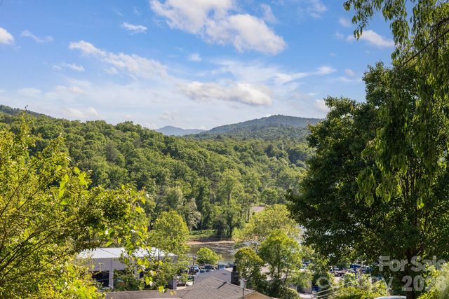 66 Green Oak Road, Asheville, NC 28804