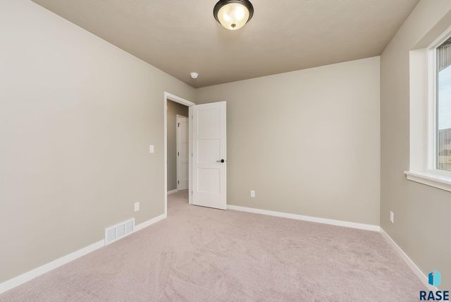 901 N Independent St Street, Lennox, SD 57039