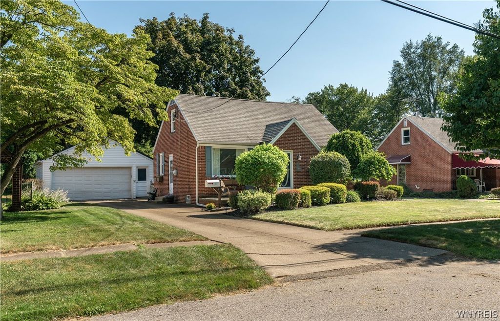 31 Sunset Road, Cheektowaga, NY 14227