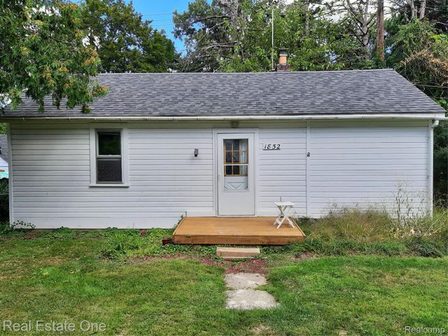 1850 + 1852 Ward Road, Bloomfield Charter Township, MI 48302