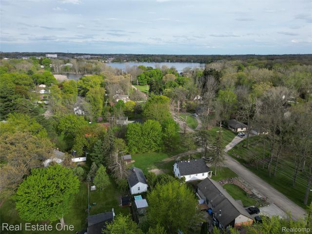1850 + 1852 Ward Road, Bloomfield Charter Township, MI 48302