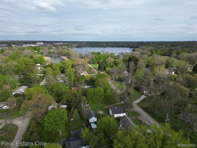 1850 + 1852 Ward Road, Bloomfield Charter Township, MI 48302