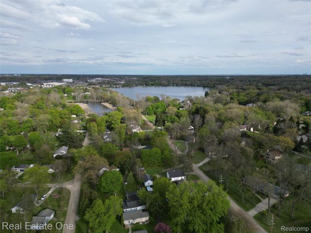 1850 + 1852 Ward Road, Bloomfield Charter Township, MI 48302