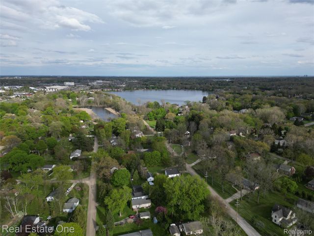 1850 + 1852 Ward Road, Bloomfield Charter Township, MI 48302