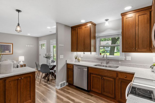 2097 Belmont Lane E, North Saint Paul, MN 55109
