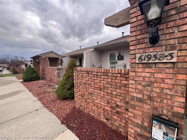 61958 Ticonderoga Drive, South Lyon, MI 48178