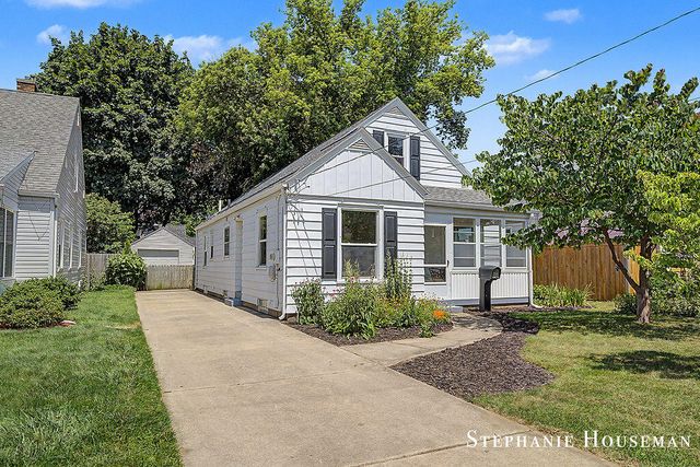 933 Mayhew Wood Drive SE, Grand Rapids, MI 49507