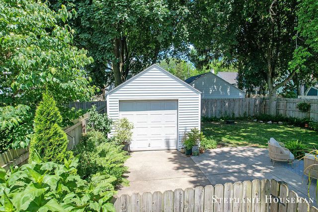 933 Mayhew Wood Drive SE, Grand Rapids, MI 49507