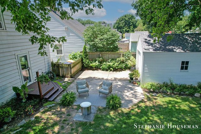 933 Mayhew Wood Drive SE, Grand Rapids, MI 49507