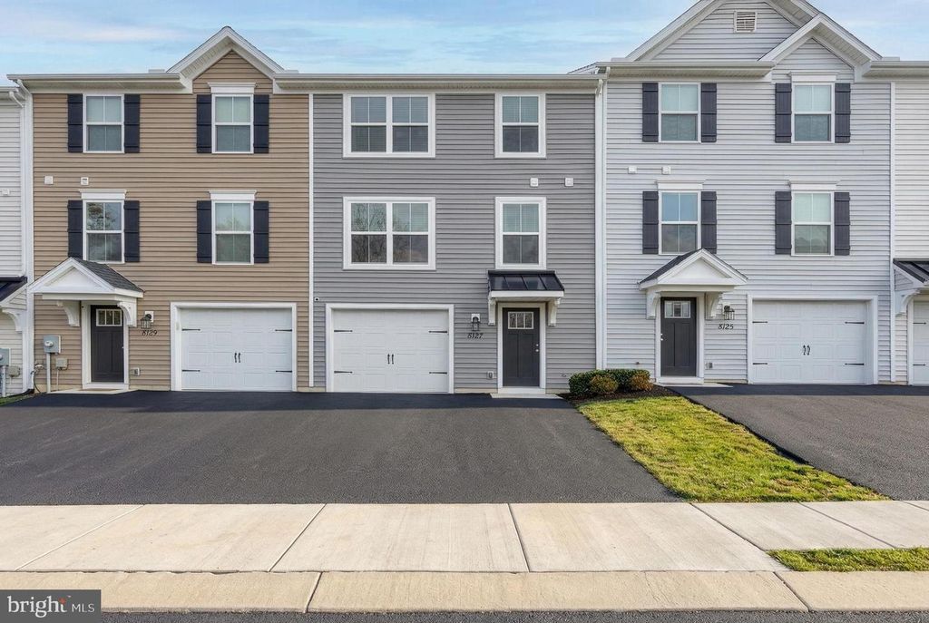 8127 KELLY DR, Harrisburg, PA 17112