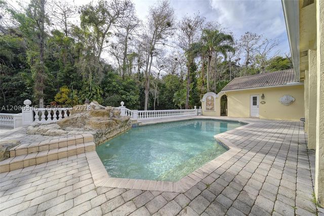 4750 W Leitner Dr, Coral Springs, FL 33067