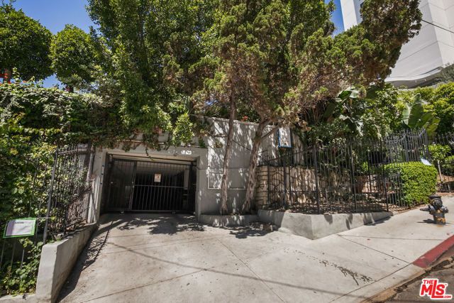 1323 N Olive Drive 33D, West Hollywood, CA 90069