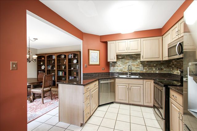 789 Oak Hill Road, Lake Barrington, IL 60010