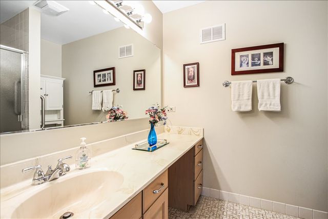 789 Oak Hill Road, Lake Barrington, IL 60010